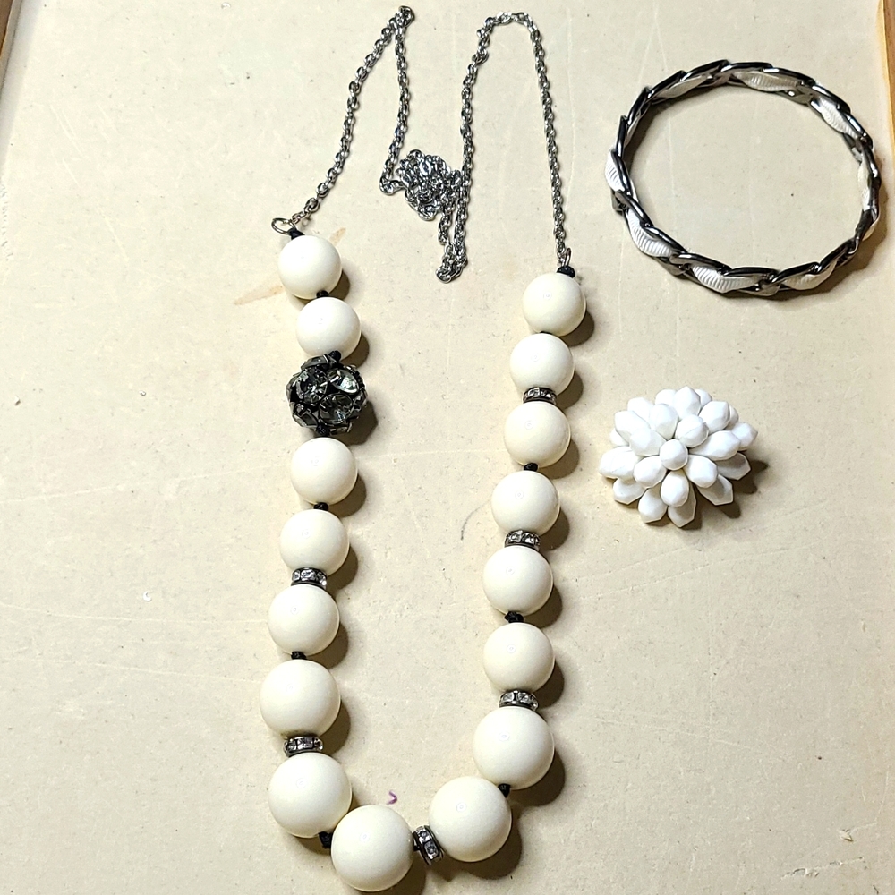 Beutiful vintage white set